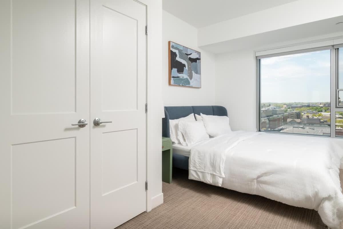Serene King Bed By Mit Harvard Gym Apartment